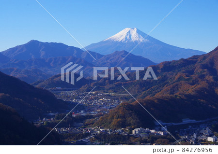 山梨県大月市にある岩殿山からの見る富士山 84276956