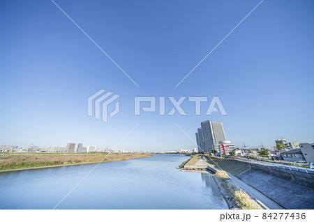 六郷橋から見た多摩川下流域の風景【神奈川県・川崎市・川崎区】 六郷橋から見た多摩川下流域の風景【神奈川県・川崎市・川崎区】 84277436