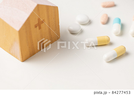 医療イメージ。カプセル状の飲み薬。 84277453