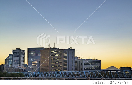 夕方の川崎の街と富士山【神奈川県・川崎市】 84277455