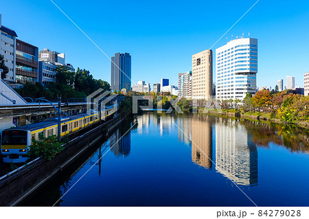 JR市ヶ谷駅前の市ヶ谷橋から江戸城外堀跡 84279028