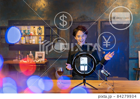 カメラに向かって話をする男性ユーチューバー 84279934
