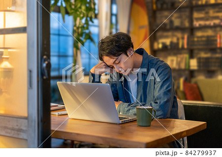 夕方ノートパソコンを前に落ち込む若い男性 84279937