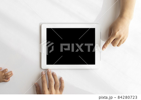 タブレット端末を指さす男女の手（日本人、30代） 84280723