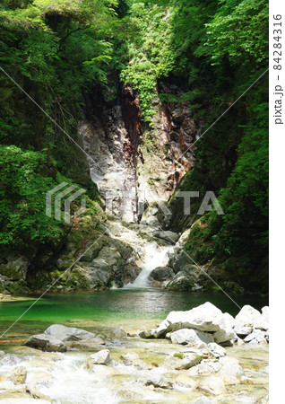 尾白川渓谷の千ヶ淵(山梨県北杜市) 尾白川渓谷の千ヶ淵(山梨県北杜市) 84284316