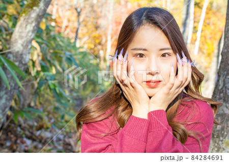 紅葉とネイルモデル 84284691