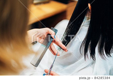 美容室でヘアカットをする女の子 美容室でヘアカットをする女の子 84285384