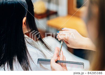 美容室でヘアカットをする女の子 84285386