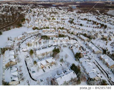Aerial view winter landscape American town small home complex of a snowy winter on the streets after snowfall Aerial view winter landscape American town small home complex of a snowy winter on the streets after snowfall 84285780