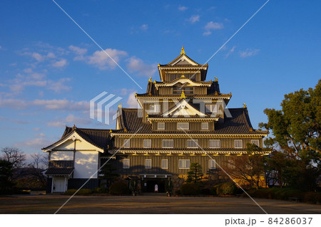 岡山城　烏城　黒色の珍しいお城　日本　伝統 84286037