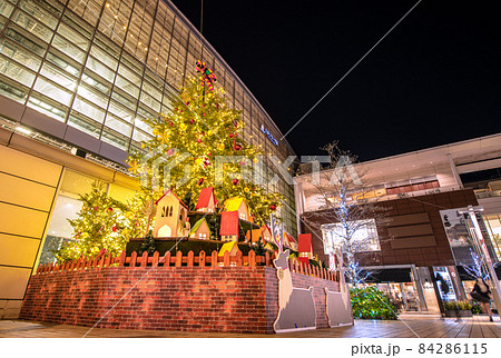 日本の横浜都市景観　コロナ禍・早くも、たまプラーザ駅前にクリスマスツリーが…＝11月25日 84286115