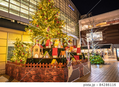 日本の横浜都市景観　コロナ禍・早くも、たまプラーザ駅前にクリスマスツリーが…＝11月25日 84286116