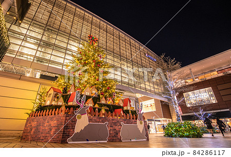 日本の横浜都市景観　コロナ禍・早くも、たまプラーザ駅前にクリスマスツリーが…＝11月25日 84286117