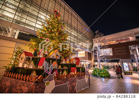 日本の横浜都市景観　コロナ禍・早くも、たまプラーザ駅前にクリスマスツリーが…＝11月25日 84286118