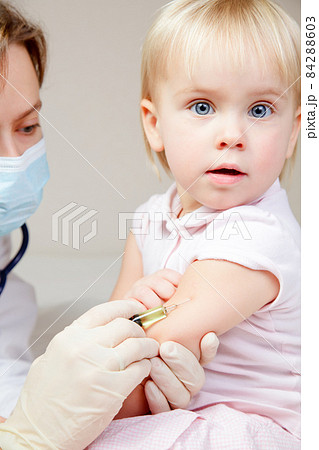 Little baby girl gets an injection Little baby girl gets an injection 84288603