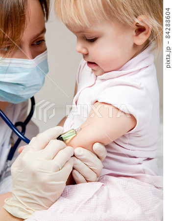 Little girl gets an injection 84288604