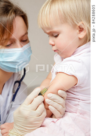 Little baby girl gets an injection Little baby girl gets an injection 84288605