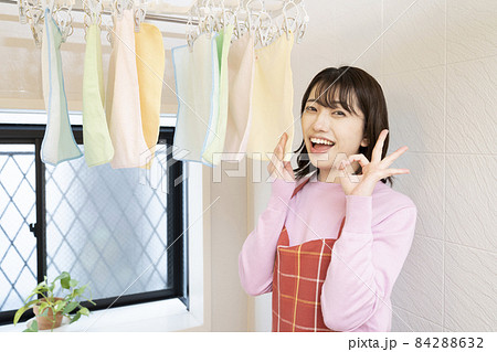 風呂場に干したタオルの匂いを嗅いで○のサインを出す女性 風呂場に干したタオルの匂いを嗅いで○のサインを出す女性 84288632