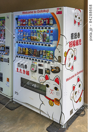 [東京・世田谷] 豪徳寺に設置されている招き猫のラッピングシールに覆われた飲料自動販売機。 84288668