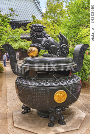 [東京・世田谷] 豪徳寺の鬼に支えられた毬を持った玉取獅子を飾る巨大な大香炉。 84288669
