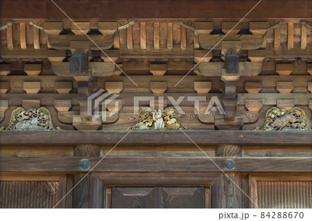 [東京・世田谷] 豪徳寺の三重塔の組み物の蟇股に彫られてる招き猫と干支の鼠、猪と牛。 84288670