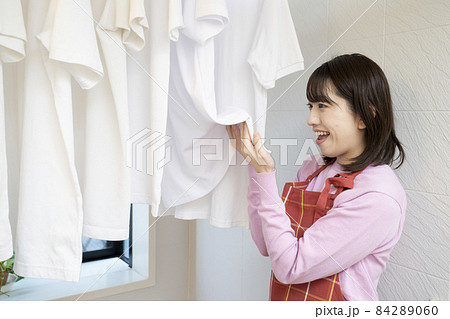 風呂場に干したタオルの匂いを嗅いで微笑む女性 風呂場に干したタオルの匂いを嗅いで微笑む女性 84289060