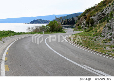 Curvy road 84289165