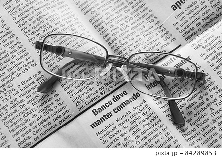 外国語新聞とメガネ ビジネスイメージ 外国語新聞とメガネ ビジネスイメージ 84289853