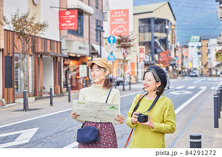 湯布院を観光する若い女性と友達 84291272