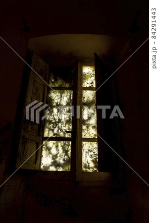 Decaying abandoned house. 84291443