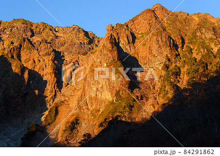 晩秋の夜明け・朝焼けに染まる谷川岳一ノ倉沢 晩秋の夜明け・朝焼けに染まる谷川岳一ノ倉沢 84291862