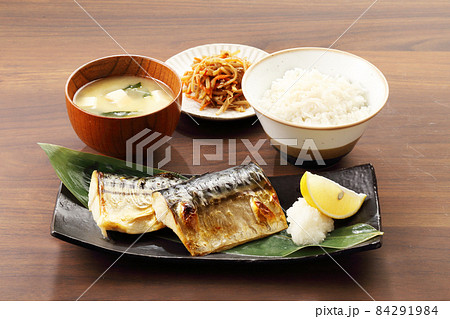 テーブルのさばの塩焼き定食 84291984