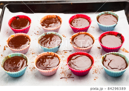 molten chocolate cakes 84296389