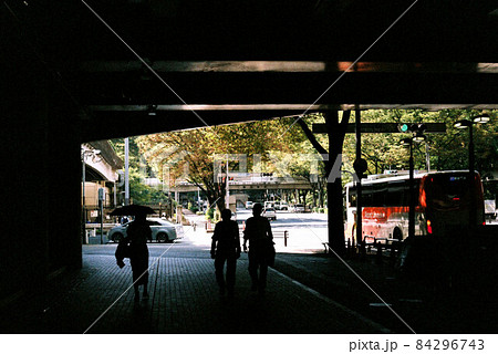 (都市風景)地下道の出口付近の歩道の風景 (都市風景)地下道の出口付近の歩道の風景 84296743