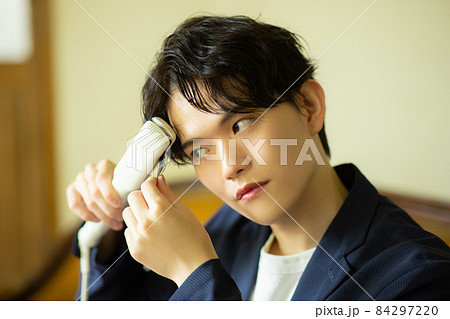 ヘアセットをする男性　ヘアアイロン　 84297220