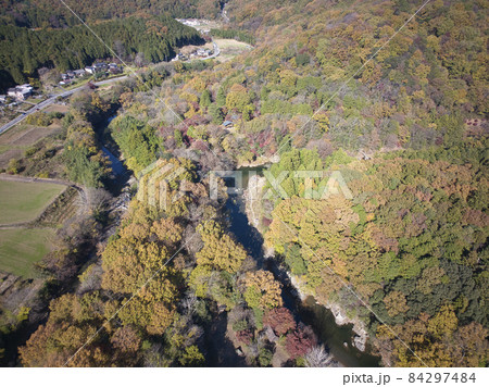 嵐山渓谷の美しい紅葉　埼玉県嵐山町（ドローンによる空撮） 84297484
