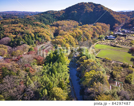 嵐山渓谷の美しい紅葉 埼玉県嵐山町(ドローンによる空撮) 嵐山渓谷の美しい紅葉 埼玉県嵐山町(ドローンによる空撮) 84297487