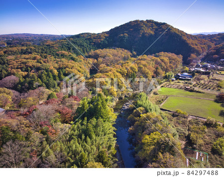 嵐山渓谷の美しい紅葉 埼玉県嵐山町(ドローンによる空撮) 嵐山渓谷の美しい紅葉 埼玉県嵐山町(ドローンによる空撮) 84297488