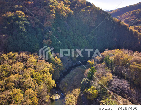 嵐山渓谷の美しい紅葉　埼玉県嵐山町（ドローンによる空撮） 84297490