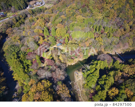 嵐山渓谷の美しい紅葉 埼玉県嵐山町(ドローンによる空撮) 嵐山渓谷の美しい紅葉 埼玉県嵐山町(ドローンによる空撮) 84297500