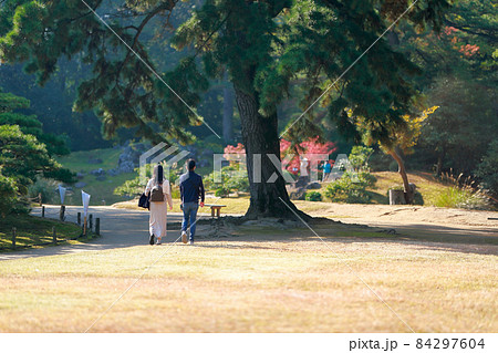 《香川県》栗林公園・デートするカップル 《香川県》栗林公園・デートするカップル 84297604
