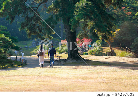 《香川県》栗林公園・デートするカップル 《香川県》栗林公園・デートするカップル 84297605