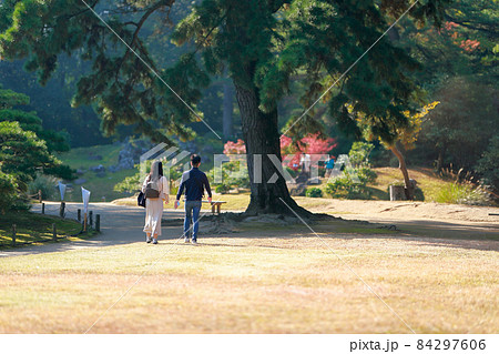 《香川県》栗林公園・デートするカップル 《香川県》栗林公園・デートするカップル 84297606