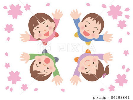 桜を見上げる子供たち 84298341