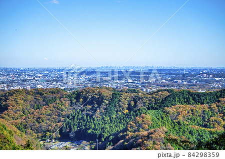 高尾山 秋の登山道 稲荷山コース あずま屋から都心方面の見晴らし 高尾山 秋の登山道 稲荷山コース あずま屋から都心方面の見晴らし 84298359