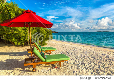 Sunbed and umbrella in the Maldives 84299258
