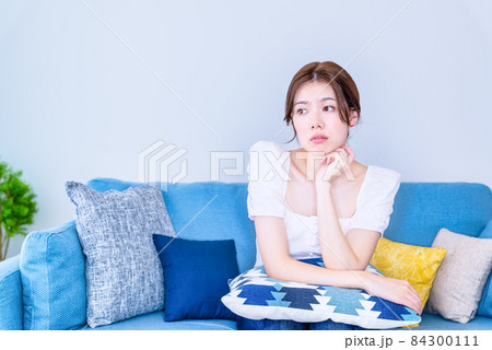 部屋でくつろぐ若い女性　考え事　頬杖 84300111