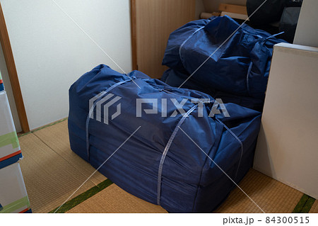 引っ越すために布団を入れた布団袋 84300515