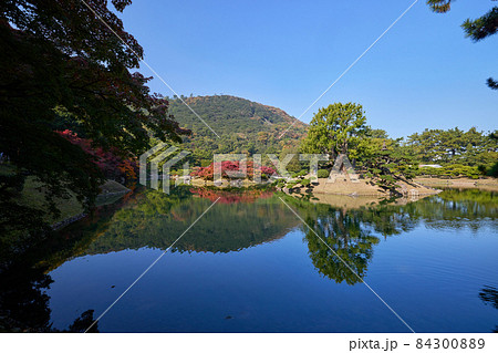 [香川県]紅葉した栗林公園 84300889