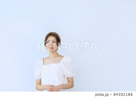 若い女性のポートレート 84302188